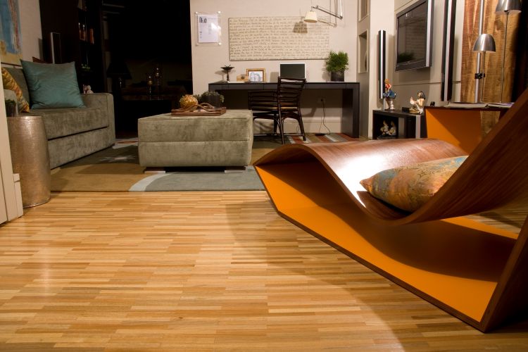 decoração de sala com piso de taco