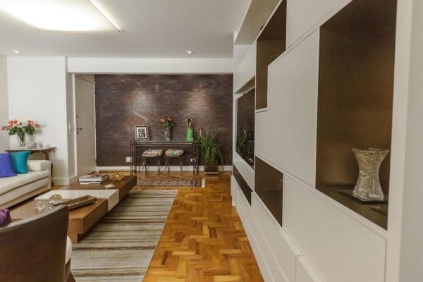 decoração de sala com piso de taco