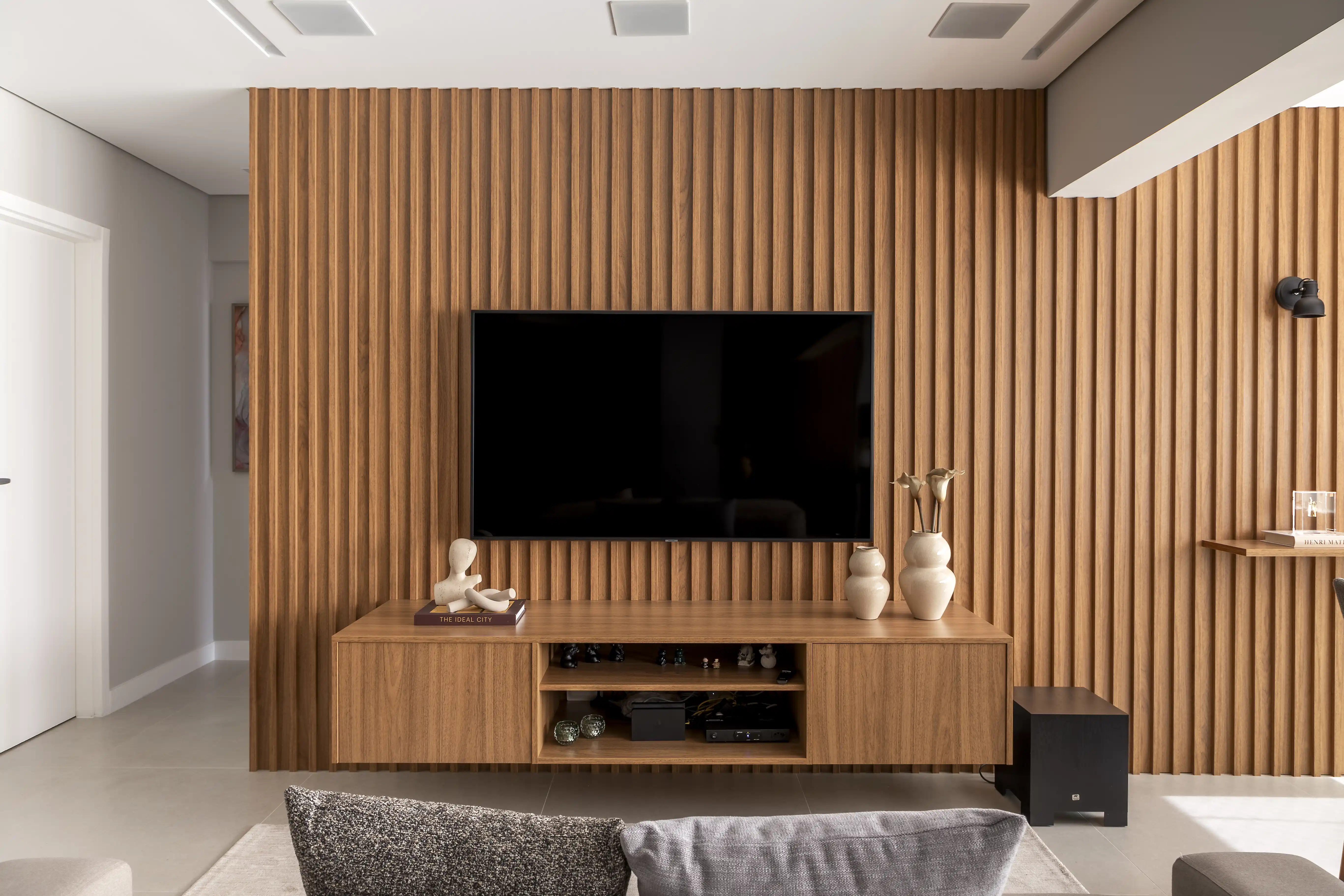 decoração de sala com ripas de madeira