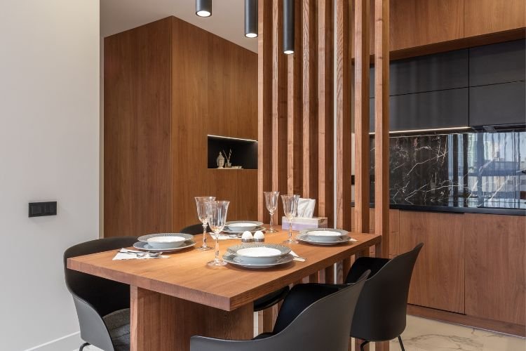 decoração de sala com ripas de madeira