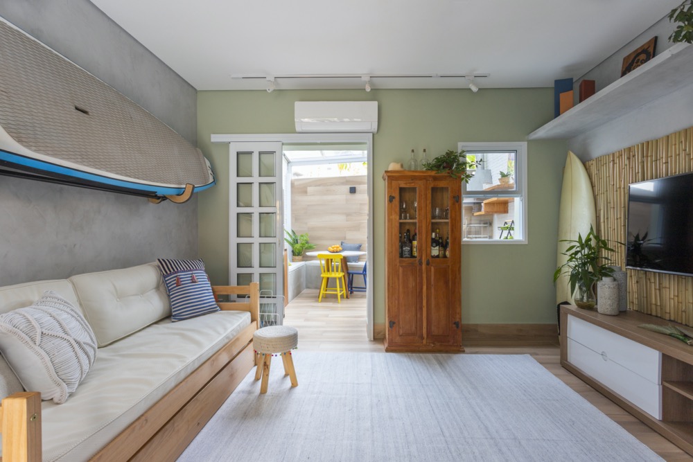 sala pequena: decoração minimalista vs. maximalista
