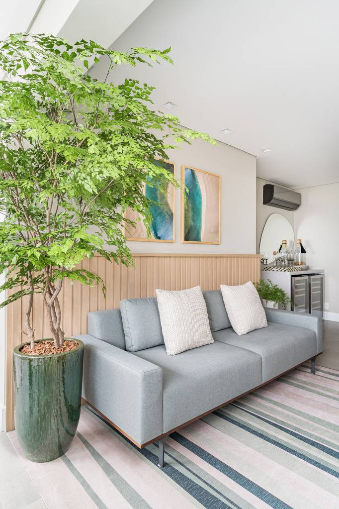 erros comuns decorar sala pequena com plantas
