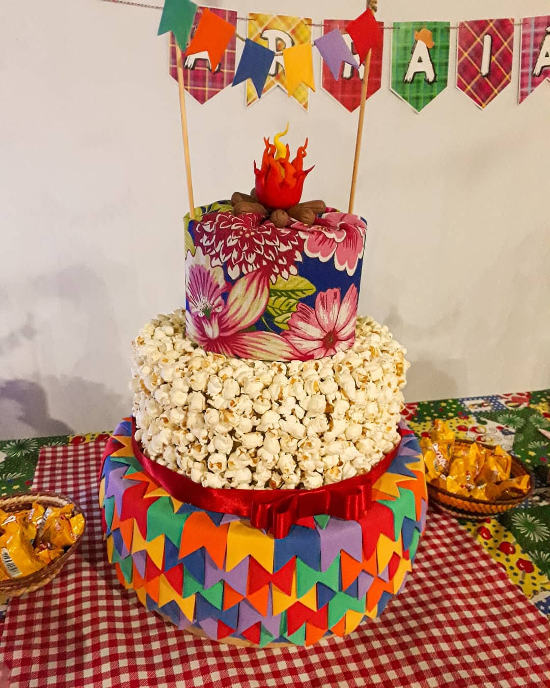 como fazer bandeirinhas de são joão com papel crepom