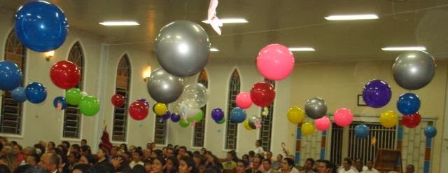 decoração teto com trabalhos dos alunos
