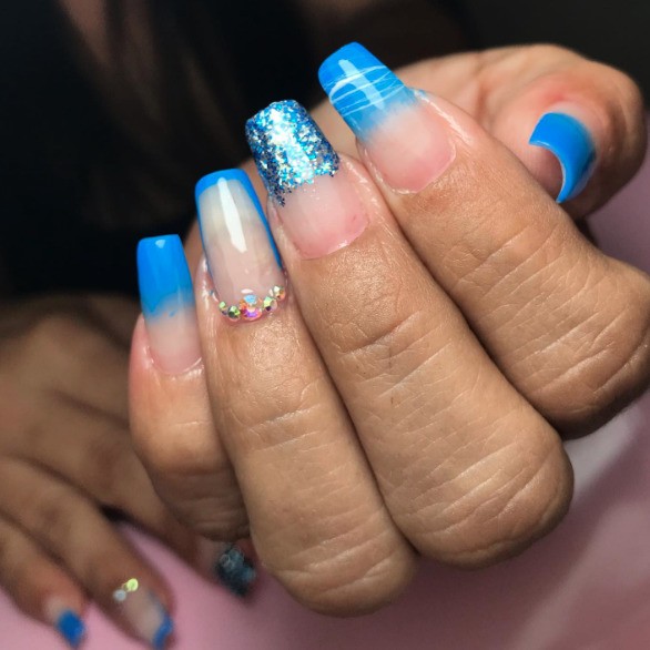 unha decorada com glitter azul