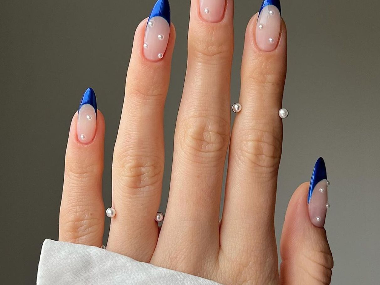 unha decorada com glitter azul