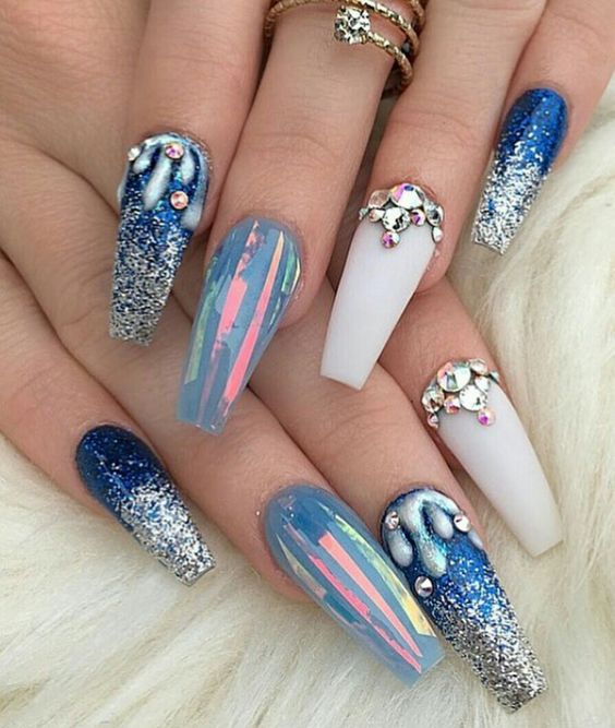 unhas encapsuladas com glitter