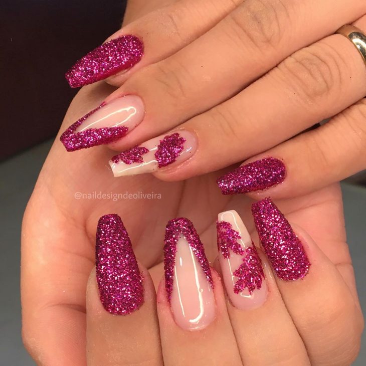 unhas encapsuladas com glitter