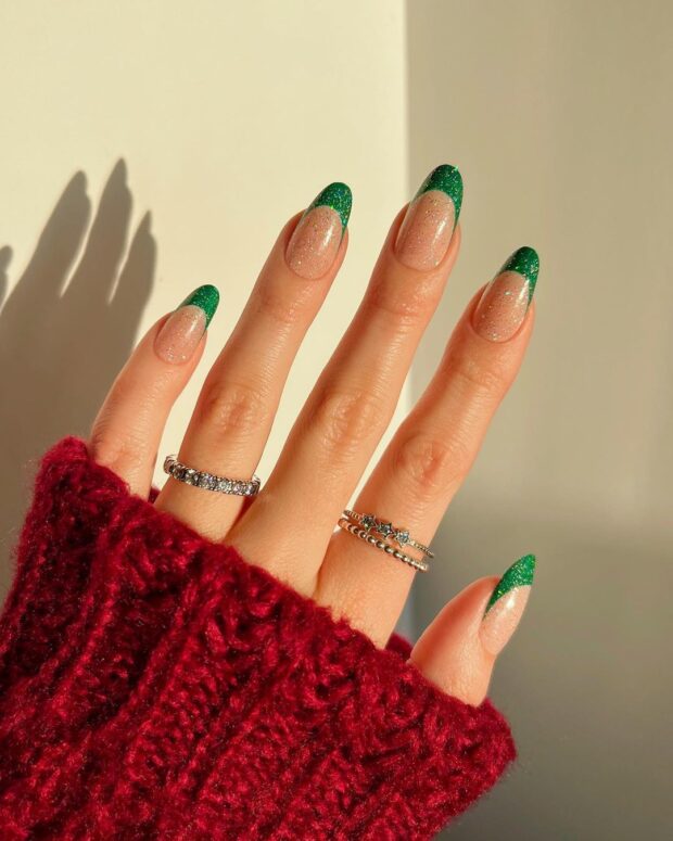 unhas de natal estilo francesinha com detalhes