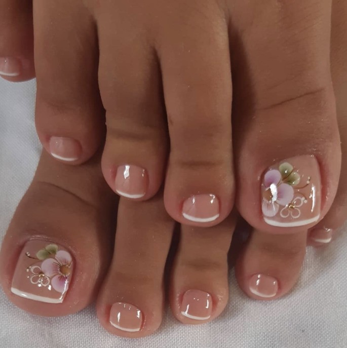 unhas do pé com flores