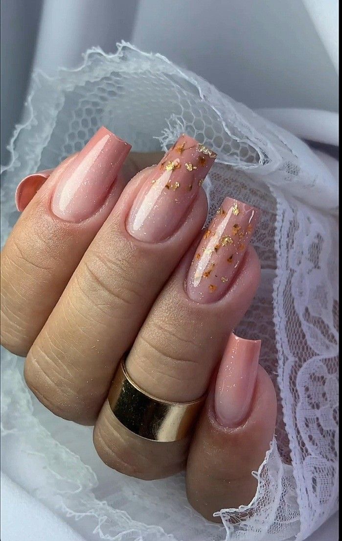 unhas em gel formato amendoado