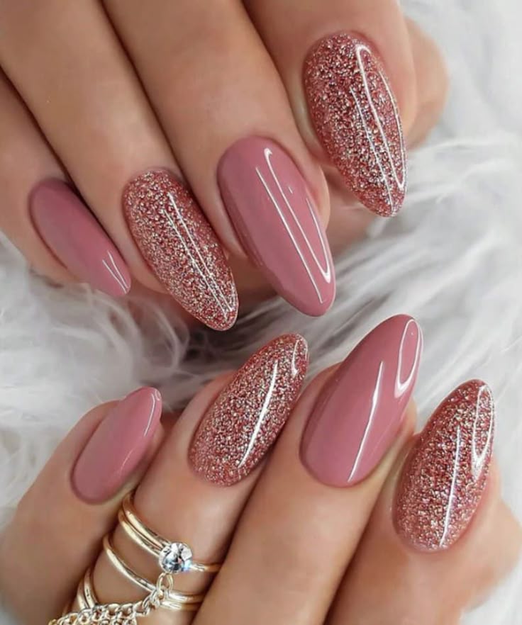 unhas em gel formato amendoado
