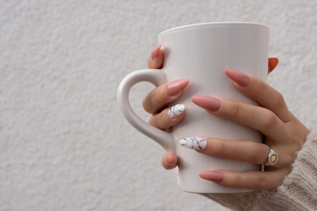 unhas almond com glitter