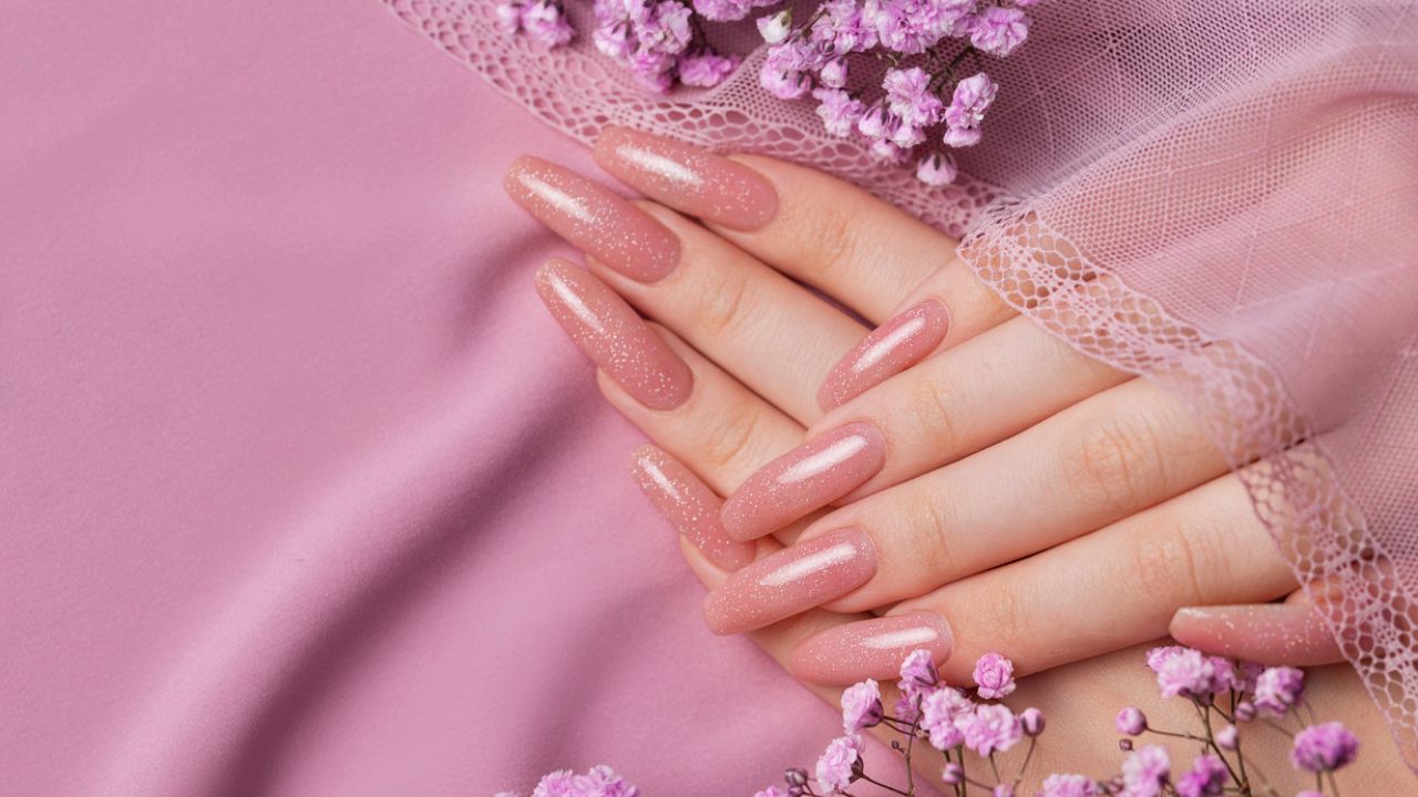 unha em gel nude delicada