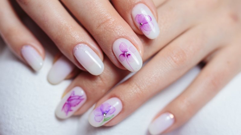 nail art lilás
