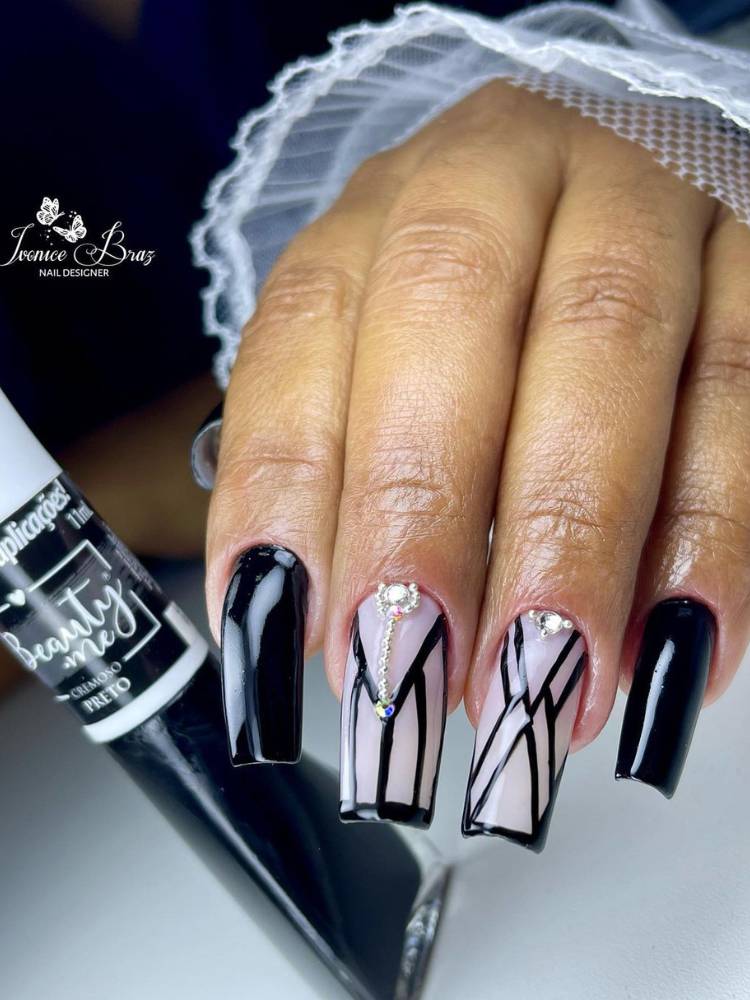 unha preta com esmalte cintilante