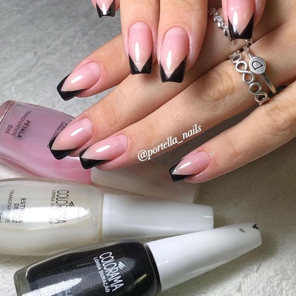 unha preta com glitter