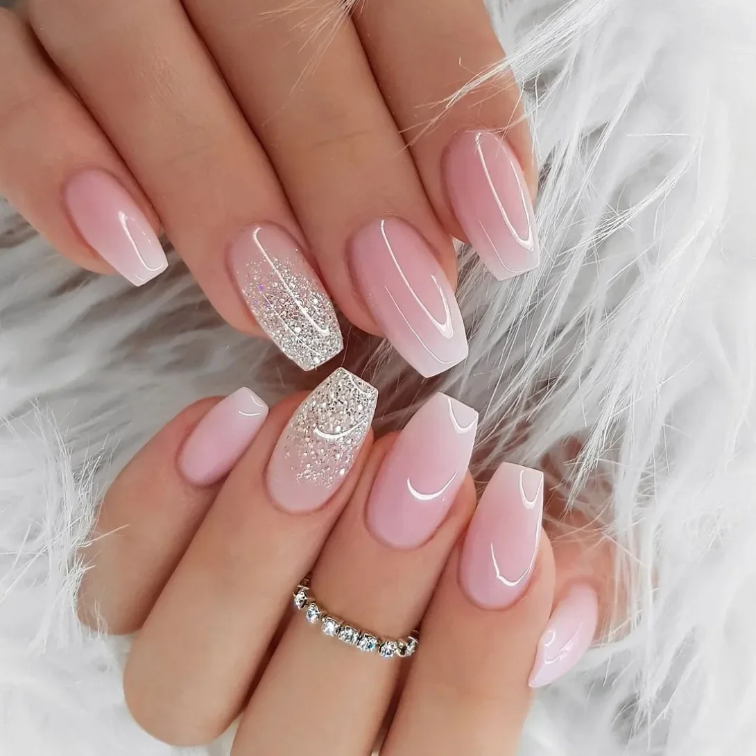 Glitter e Desenhos: As Tendências de Nail Art para Chá Revelação