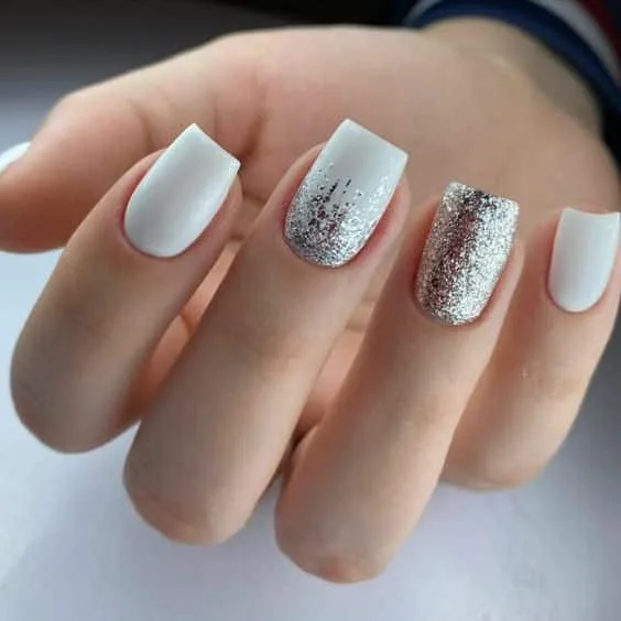ideias de unhas decoradas para o réveillon com glitter