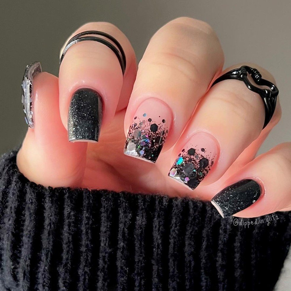 decoração de unha preta com glitter