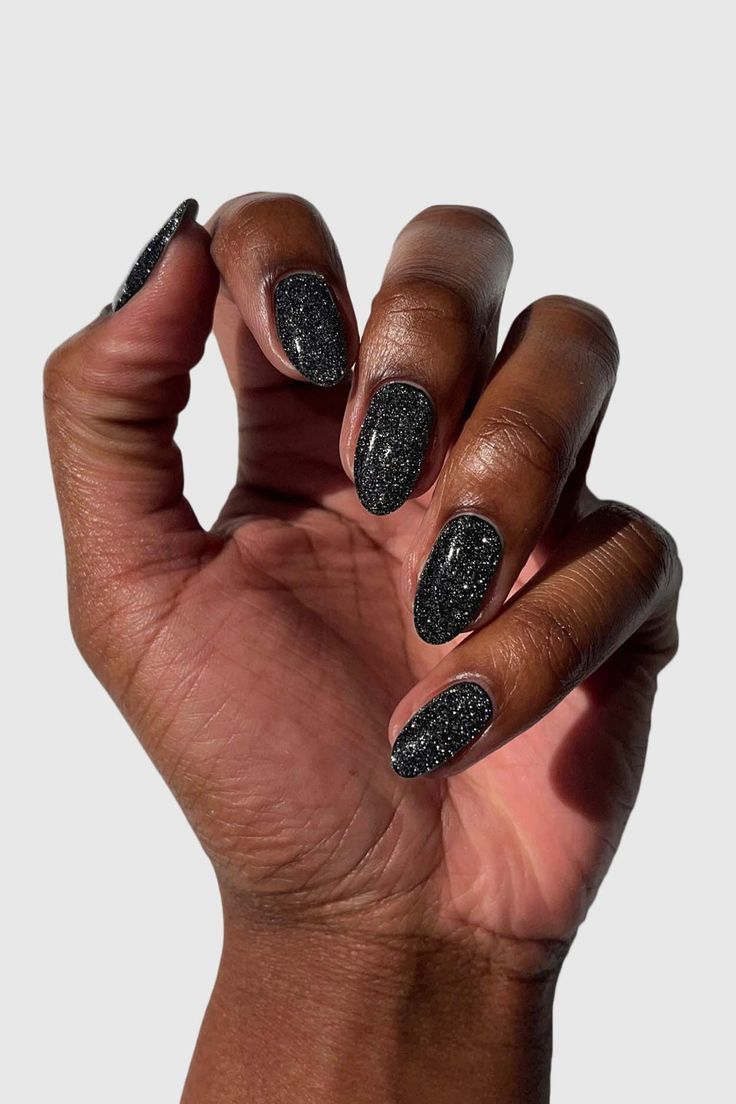 decoração de unha preta com glitter