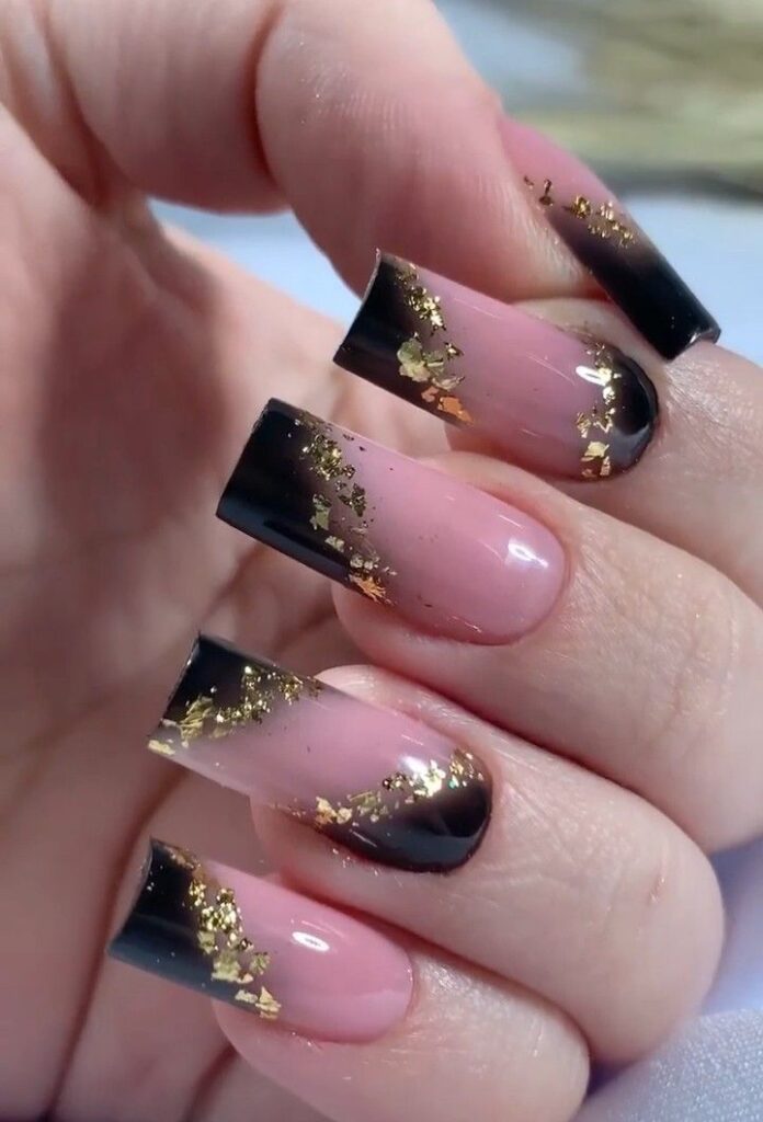 decoração de unha preta com glitter