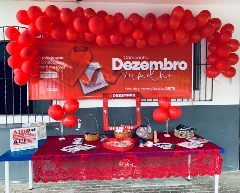 TNT vermelho decoração ubs dezembro