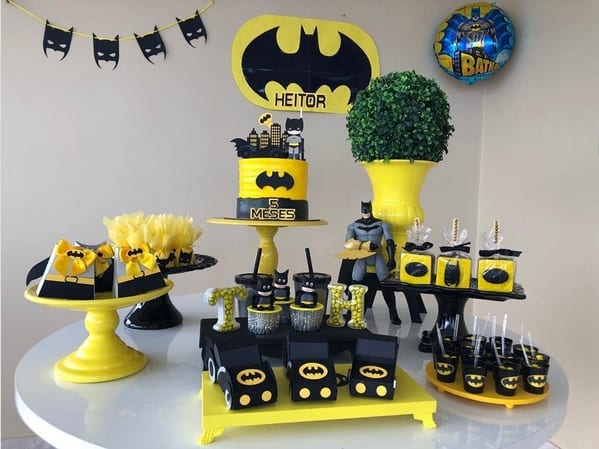 decoração batman preto e amarelo