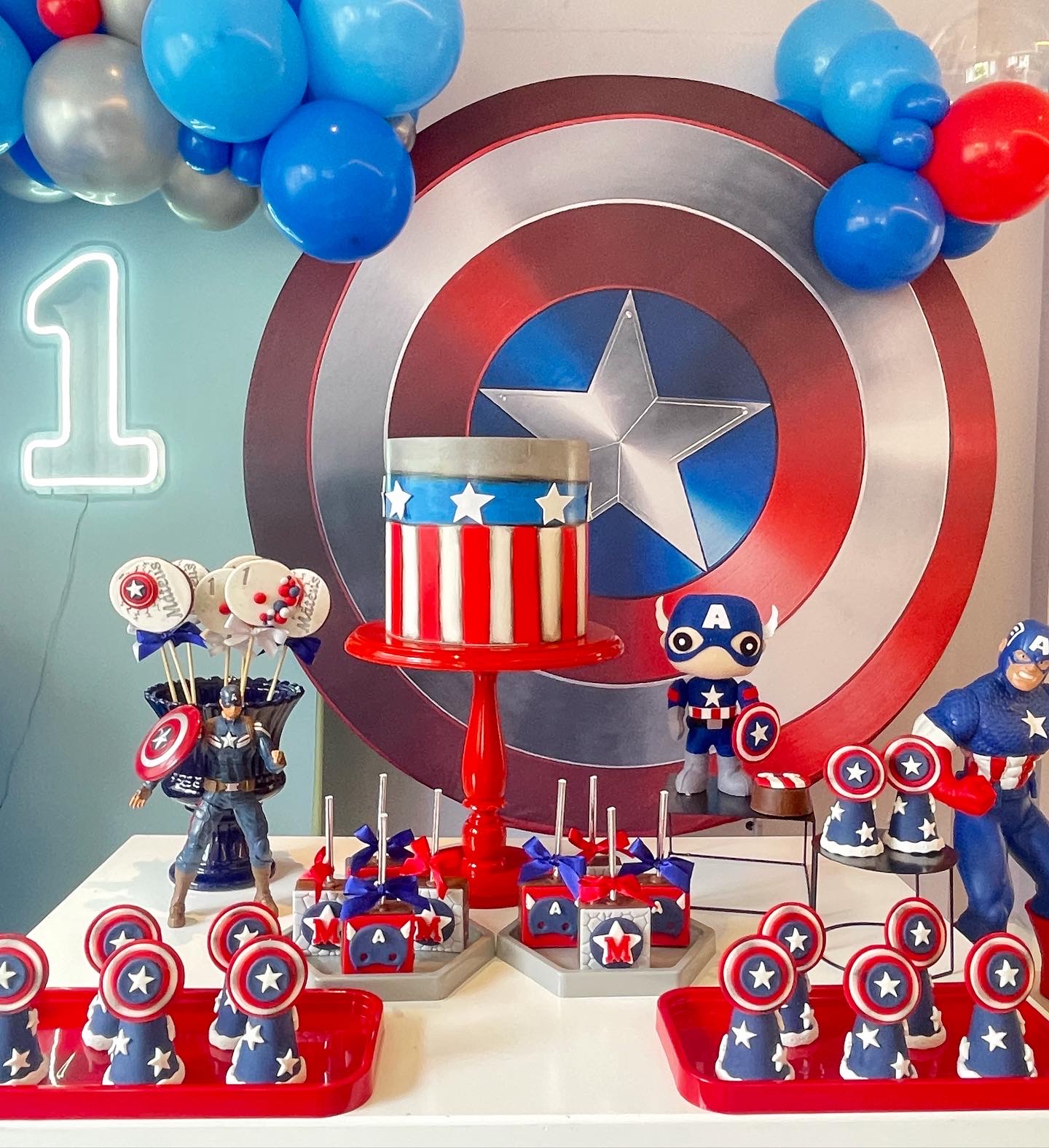 decoração capitão américa com papel de parede