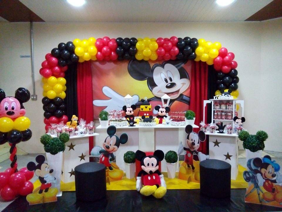 decoração mickey simples vs decoração mickey elaborada