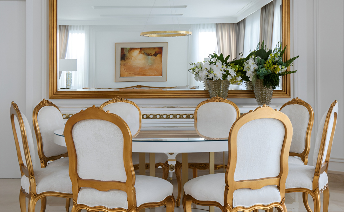 como usar vaso dourado e branco em aparador