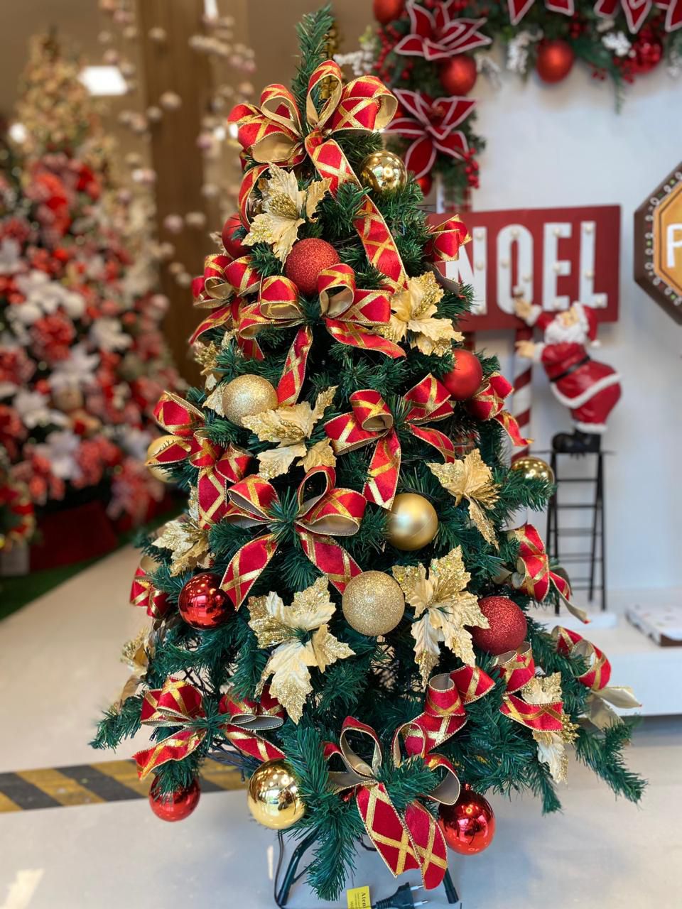 ideias criativas para decorar árvores no jardim