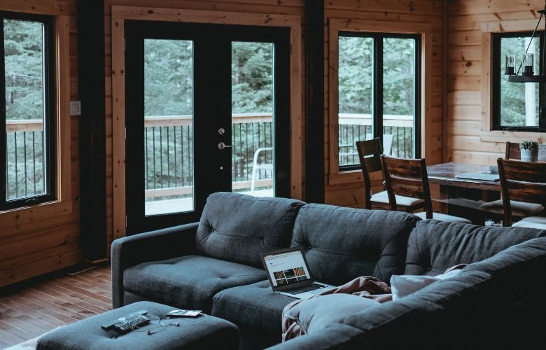 como instalar prateleiras flutuantes de madeira na parede