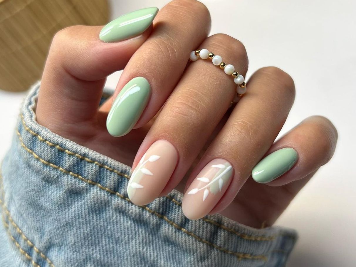 unha almond curta com francesinha colorida