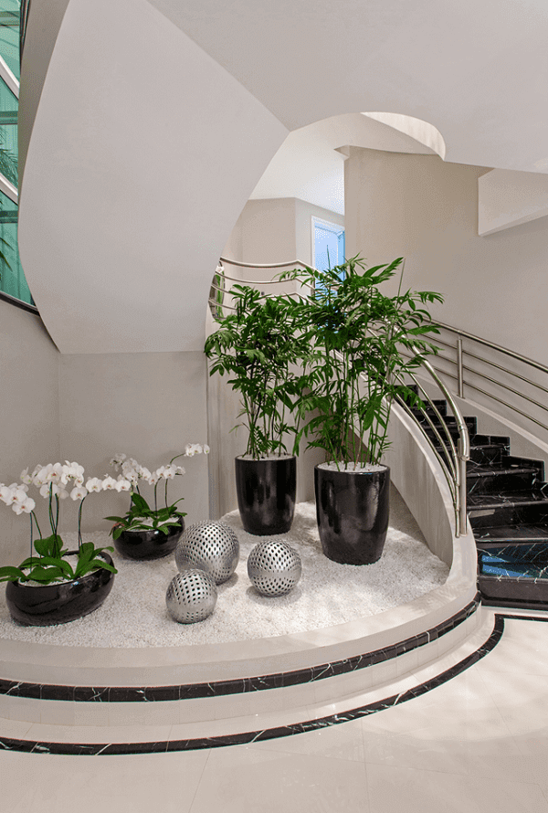 jardim de inverno embaixo da escada