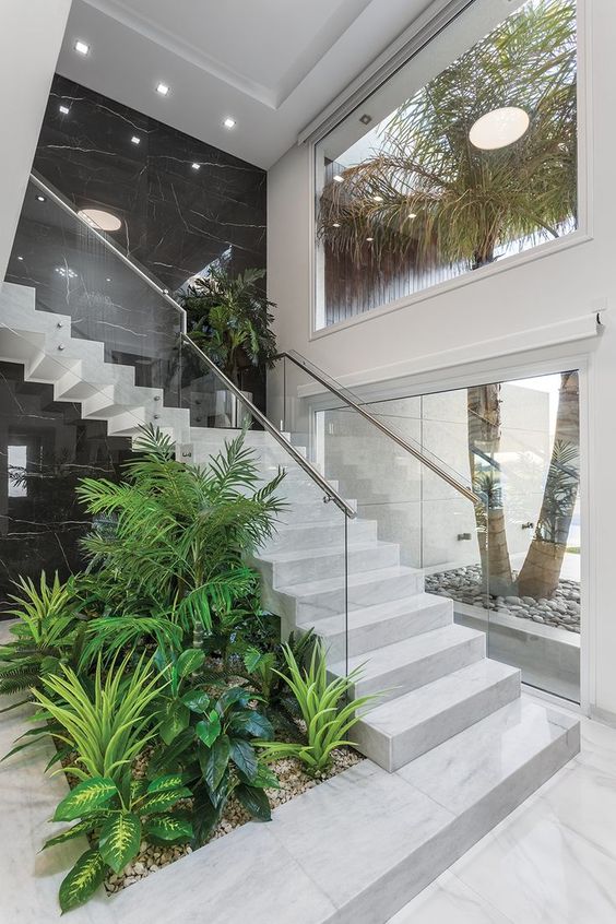decoração de escada interna com plantas