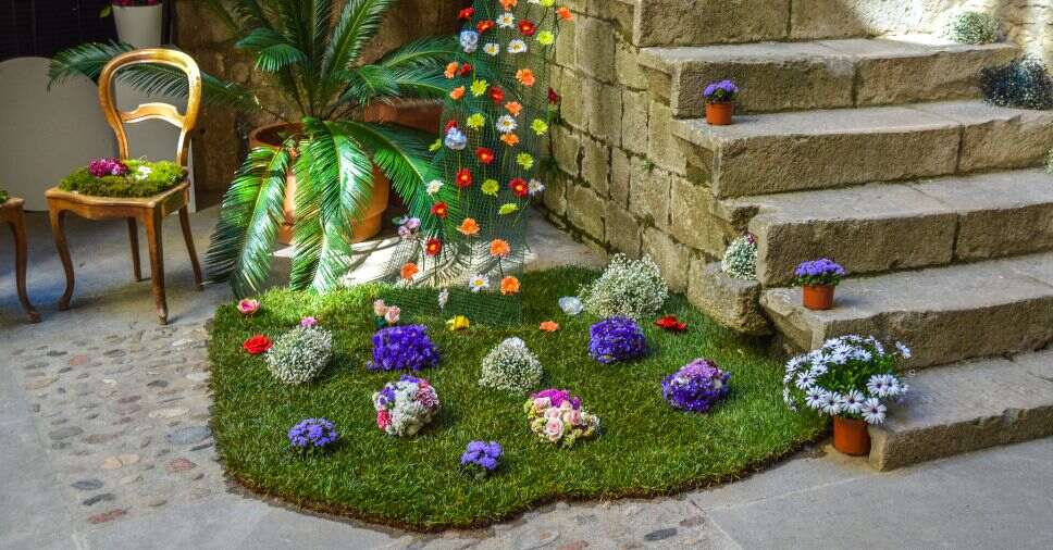 como decorar espaço sob escada com plantas