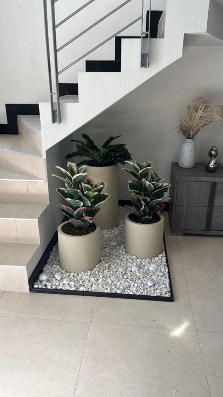 decoração de escada interna com plantas