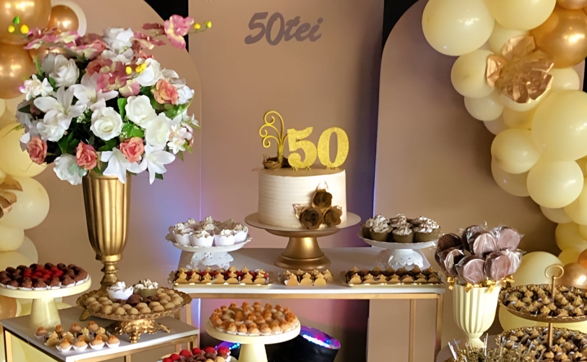 mesa de doces 50 anos flores