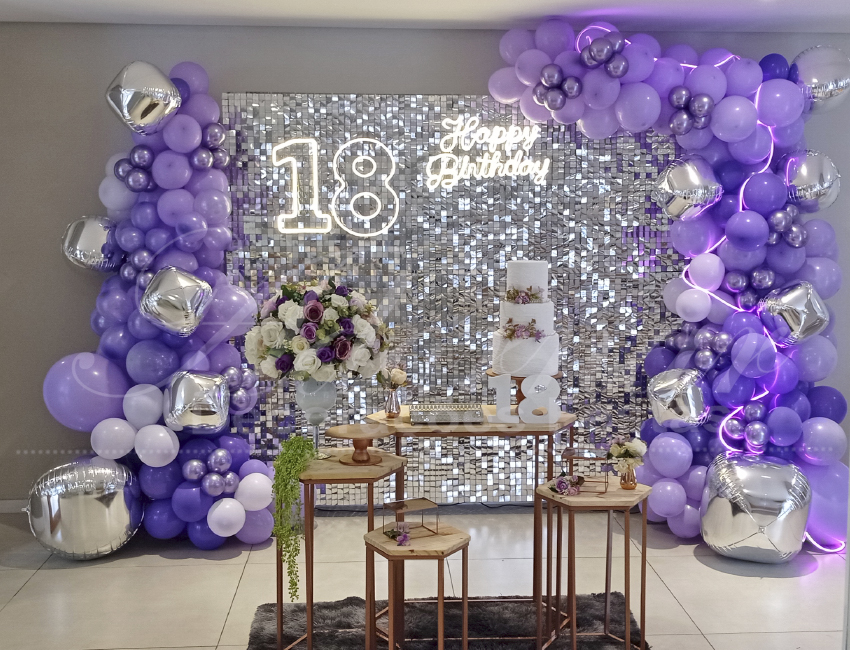decoração mesa bolo festa adulta simples
