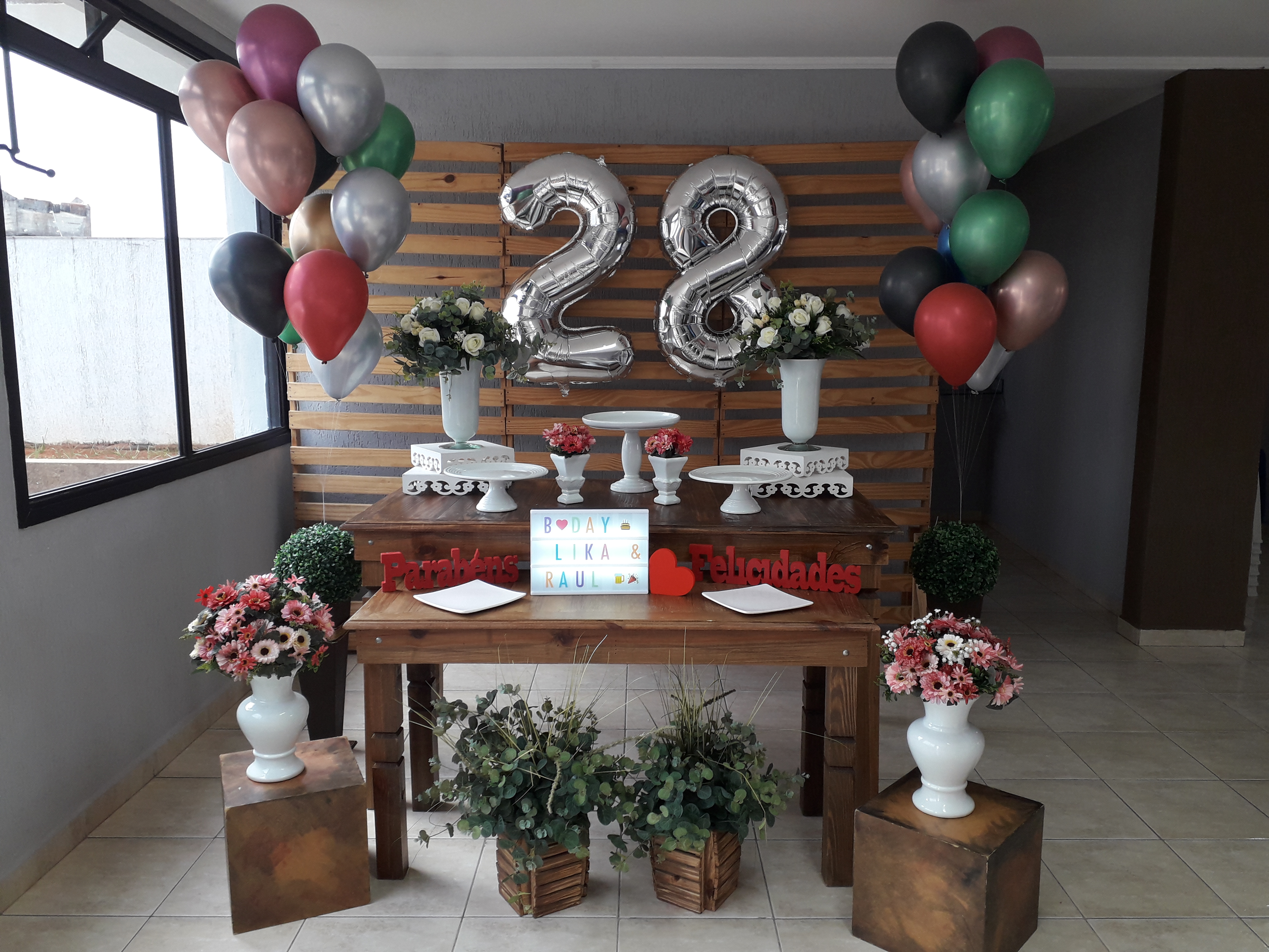 decoração mesa bolo festa adulta simples