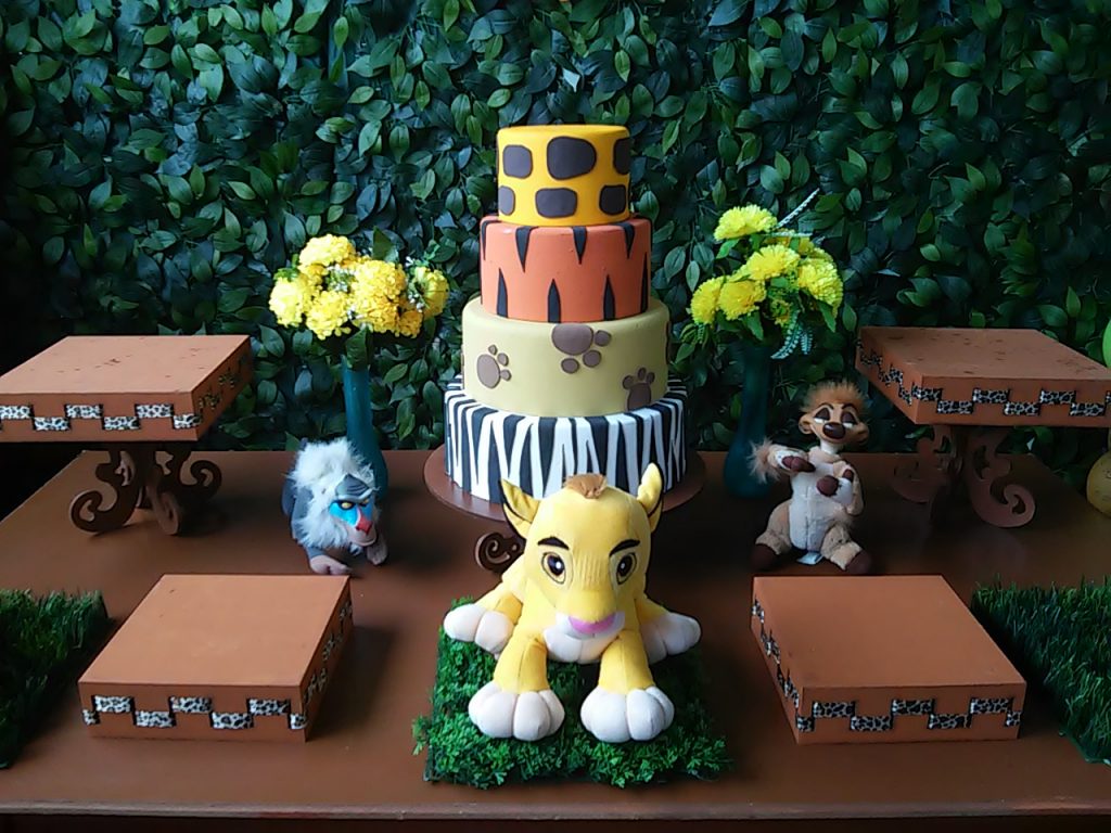 decoração festa rei leão simples vs elaborada