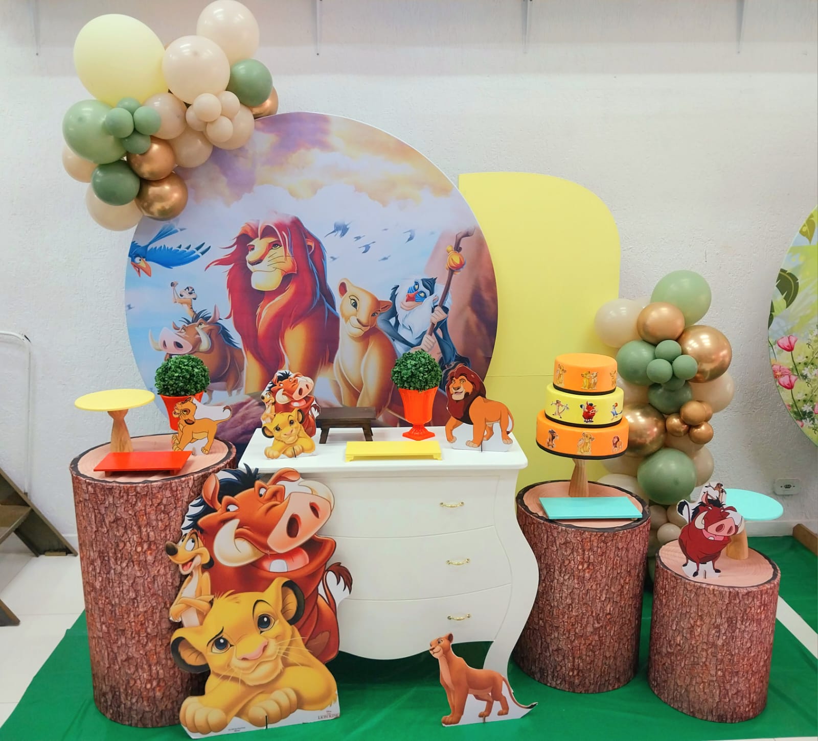 decoração festa rei leão simples vs elaborada