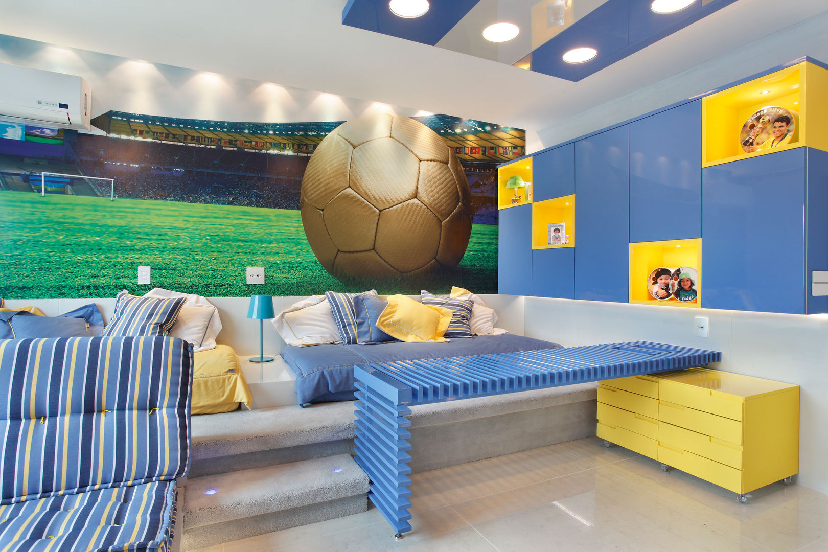 quarto futebol vs quarto minimalista