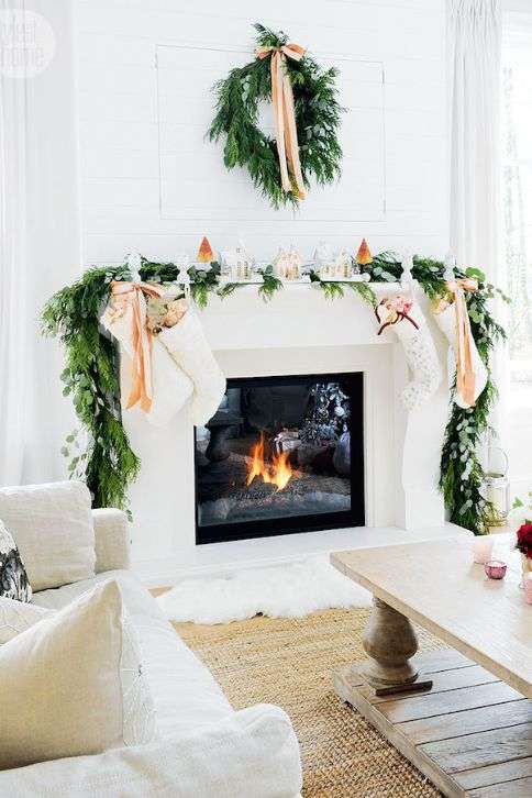 lareira natal vermelha e dourada