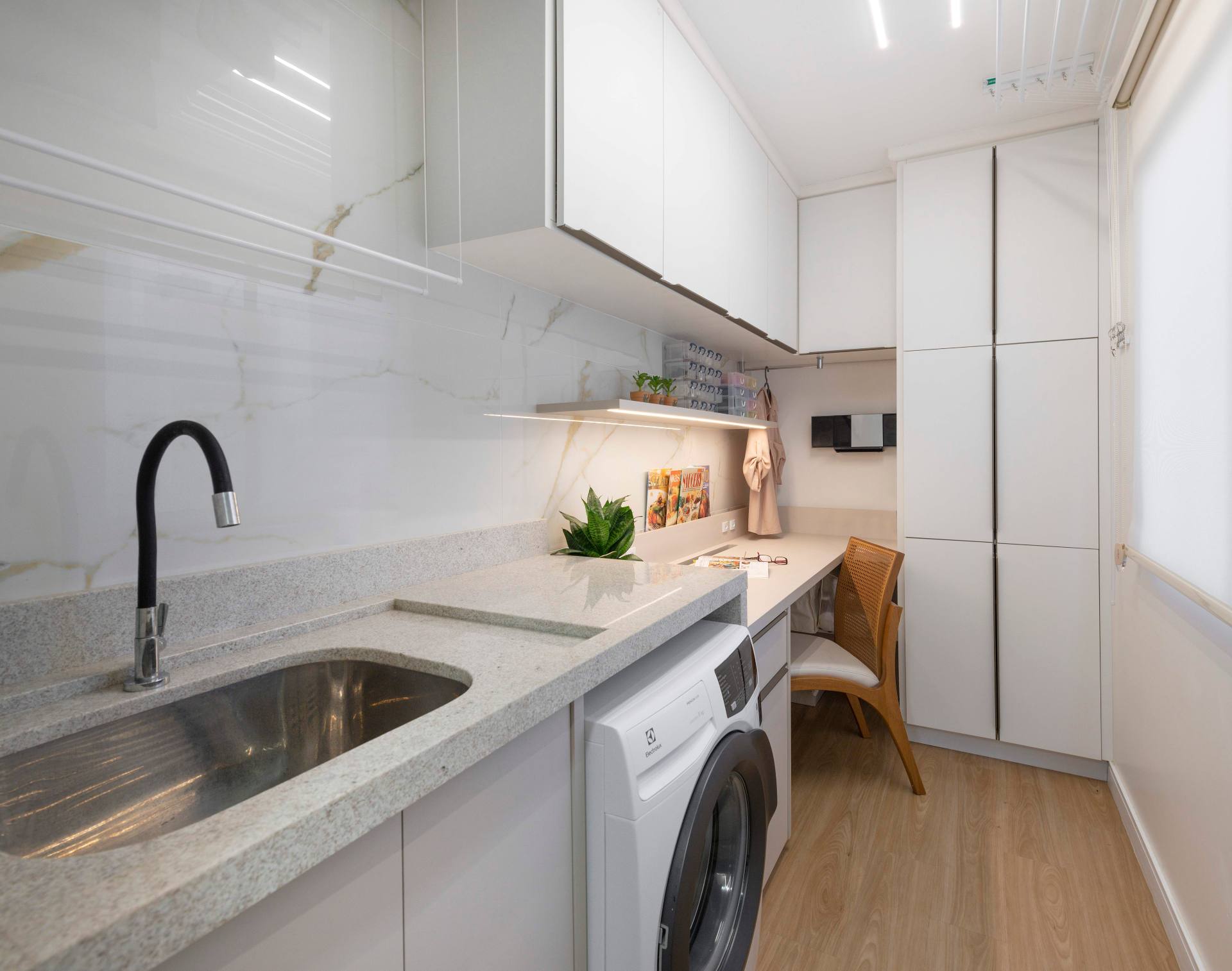 5 ideias de títulos para posts sobre decoração de lavanderia:
1. Lavanderia dos Sonhos: Tendências de Decoração para 2026
2. Organização Inteligente: Maximizando Espaços na sua Lavanderia
3. Cores e Texturas: Renove sua Lavanderia com Estilo em 2026
4. Biofilia na Lavanderia: Traga a Natureza para sua Área de Serviço
5. Lavanderia Funcional: Dicas Essenciais para 2026