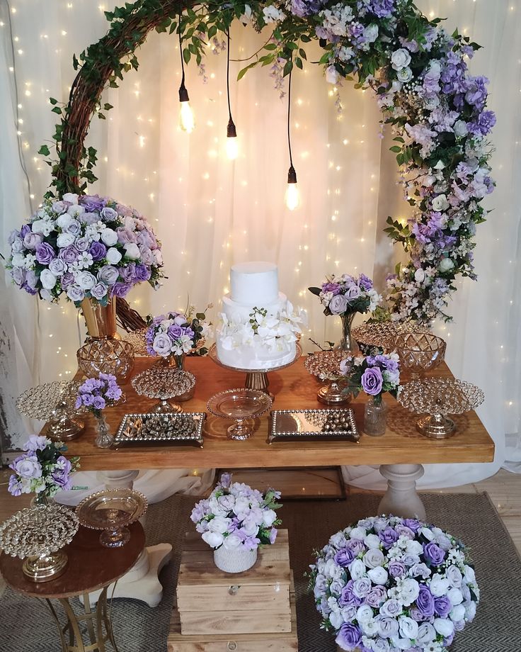 decoração de festa de 15 anos em tons de lilás e roxo