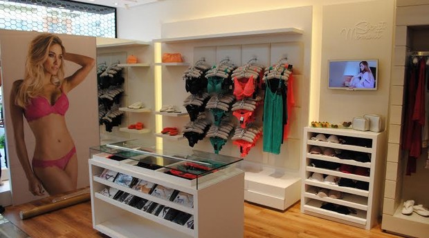 como usar espelhos para ampliar loja de lingerie