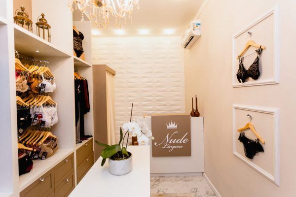 como usar espelhos para ampliar loja de lingerie