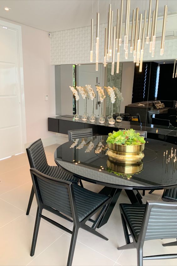 mesa de jantar preta e dourada